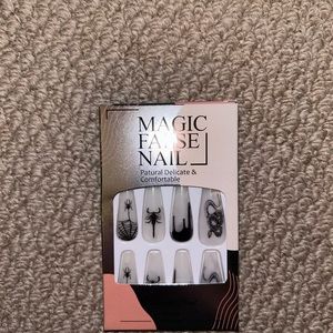 Magic Black and White Press-On Nail Set